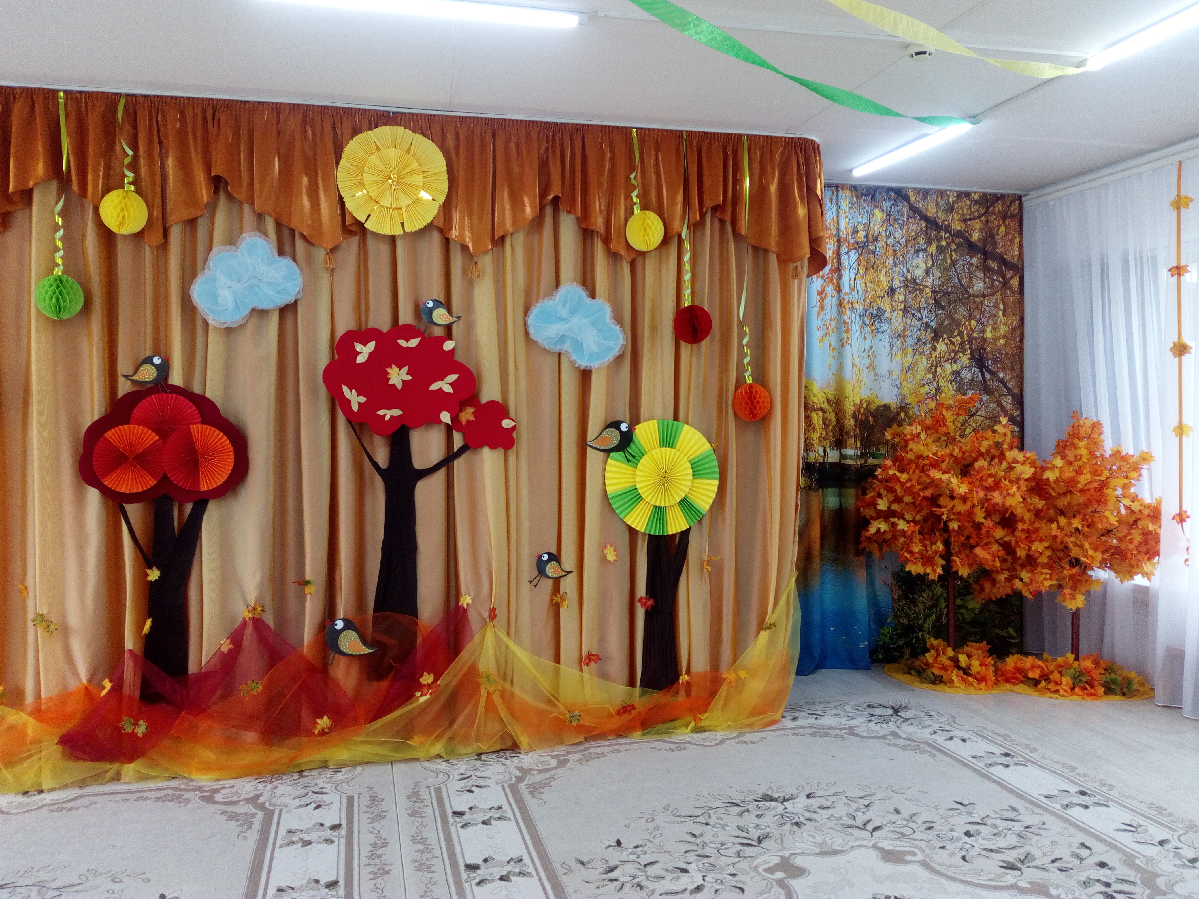 Оформление муз зала в детском саду осень