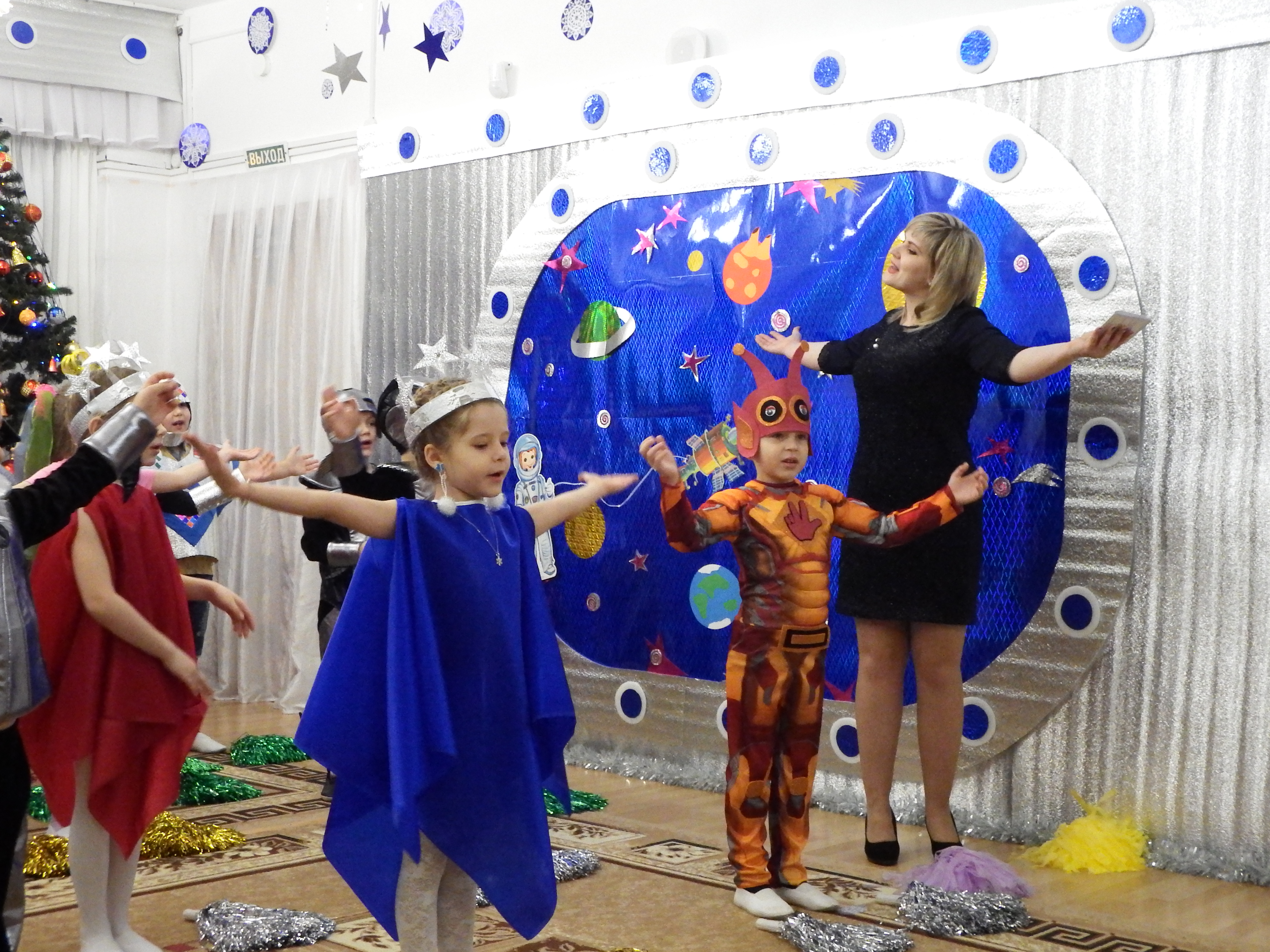 Развлечение про космос. Космическая вечеринка для детей. Космический праздник для детей. Космические костюмы для детей. Космический костюм в детский сад.